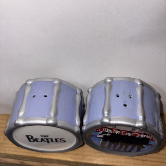 The Beatles Drum Shaped Ceramic Salt and Pepper Shakers Set 2006 - Picture 4 of 5